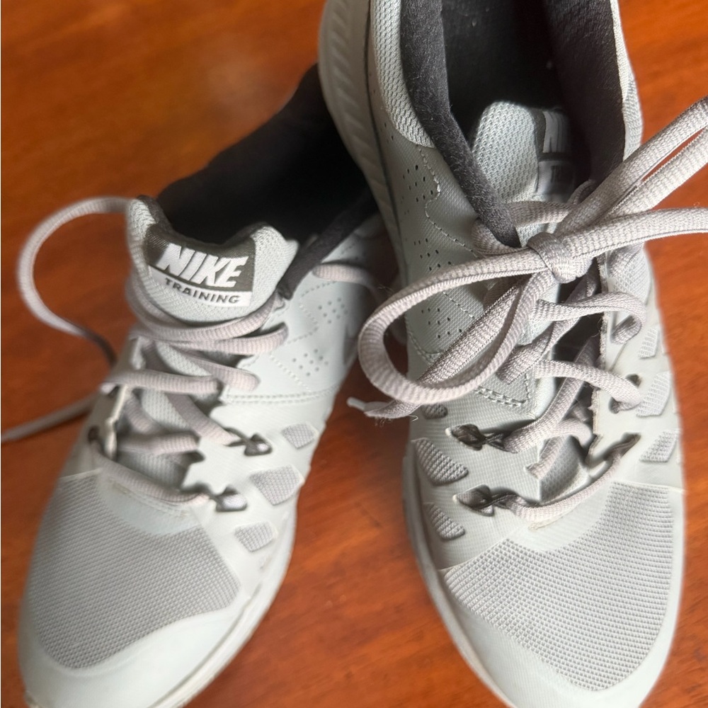 Nike Men’s Light Gray Athletic Training Sneakers